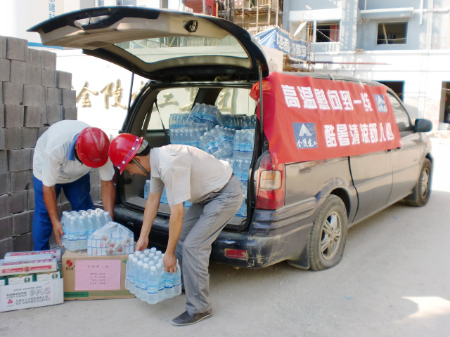 高溫慰問到一線，酷暑清涼舒人心